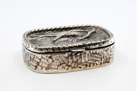  Caixa de comprimidos em prata relevada com motivos da vida animal na tampa basculante.